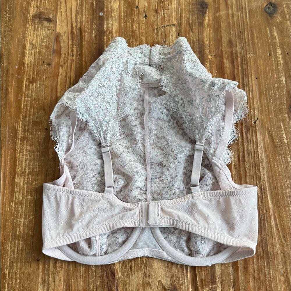 Victoria Secret Lace Bra top in pale pink/silver size 34DD - Picture 2 of 3